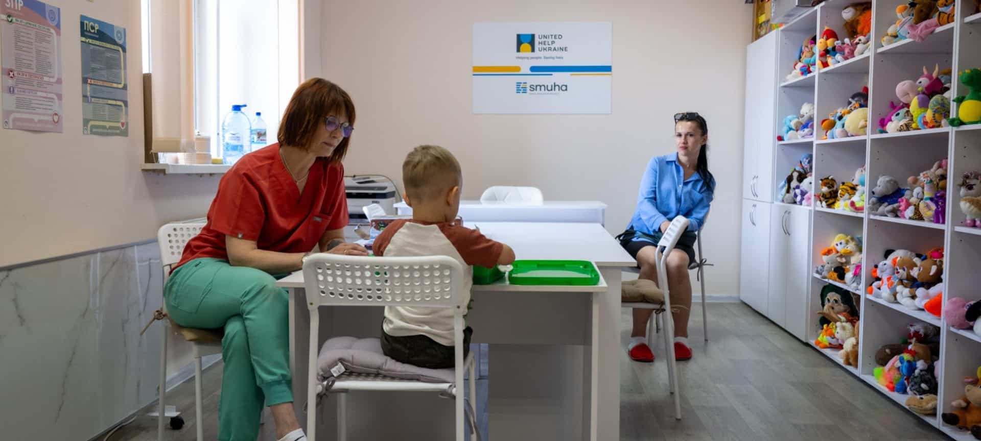 smuha-specialist-helping-child-with-war-trauma